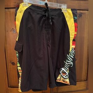 Quicksilver men’s 36 board shorts knee length Black multi color design. EUC